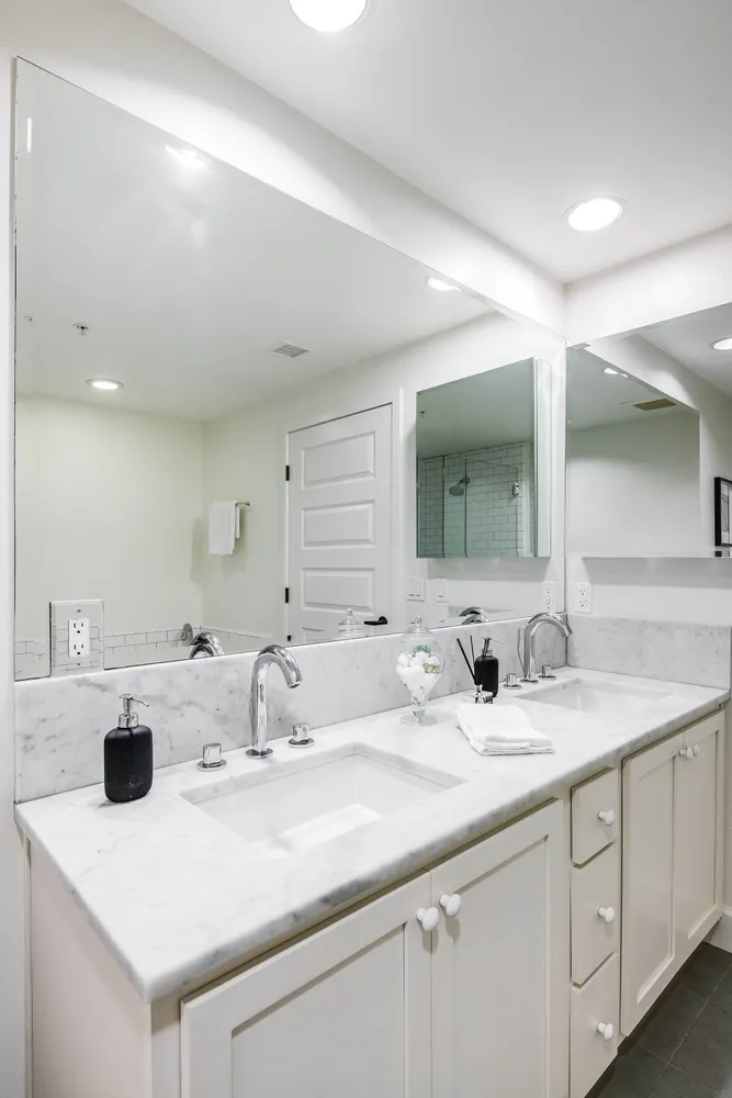 $1,095,000 | 10648 Woodbridge Street, Unit 105, Toluca Lake, CA 91602