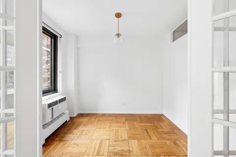 $850,000 | 425 East 63rd Street, Unit W8E | Lenox Hill