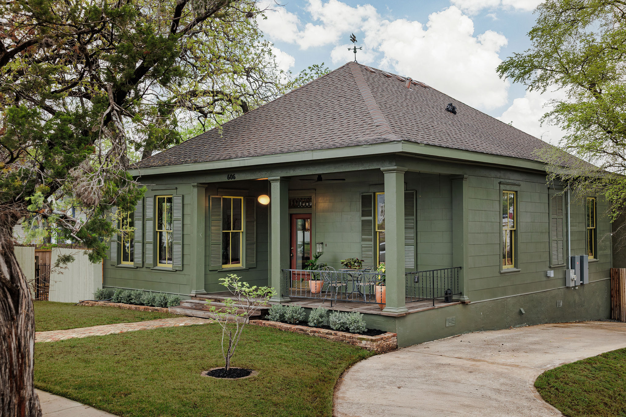606 West 35th Street Austin, TX 78705 - Photo 2 of 37 a front view of a house with garden