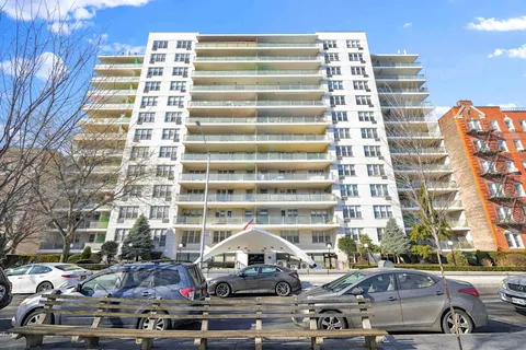 $950,000 | 370 Ocean Parkway, Unit 8H | Kensington