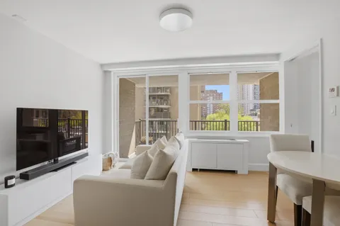 $795,000 | 175 West 95th Street, Unit 8H | Upper West Side