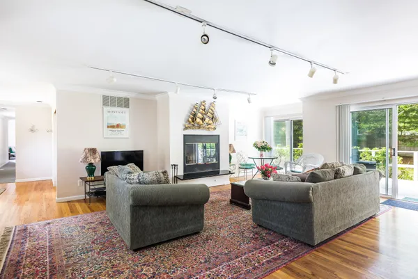 $2,500,000 | 58 Buell Ln Extension, East Hampton, NY 11937