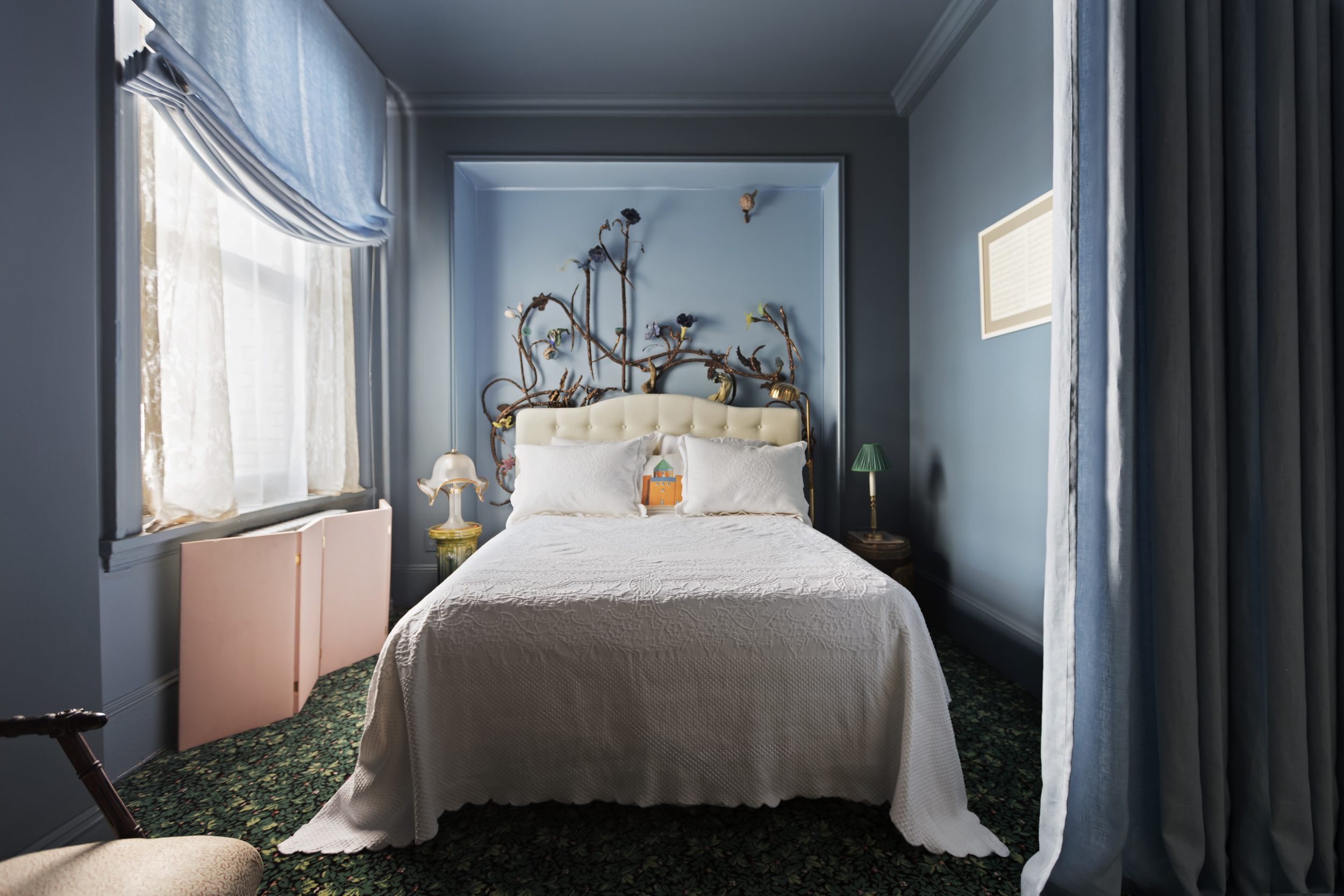 212 East 48th Street, Unit 8E Manhattan, NY 10017 - Photo 8 of 14 a bedroom with a bed and windows