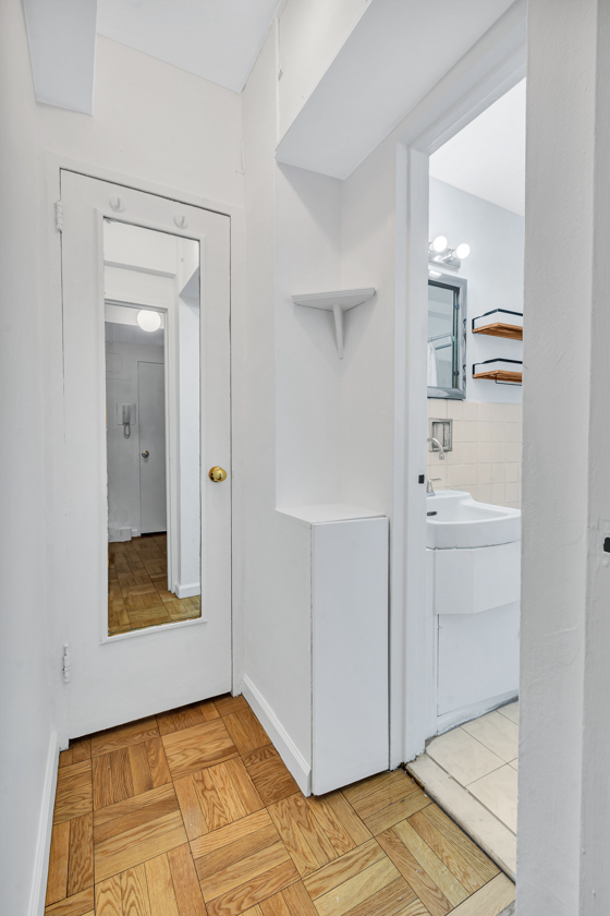 425 East 79th Street, Unit 2A Manhattan, NY 10075 - Photo 7 of 10