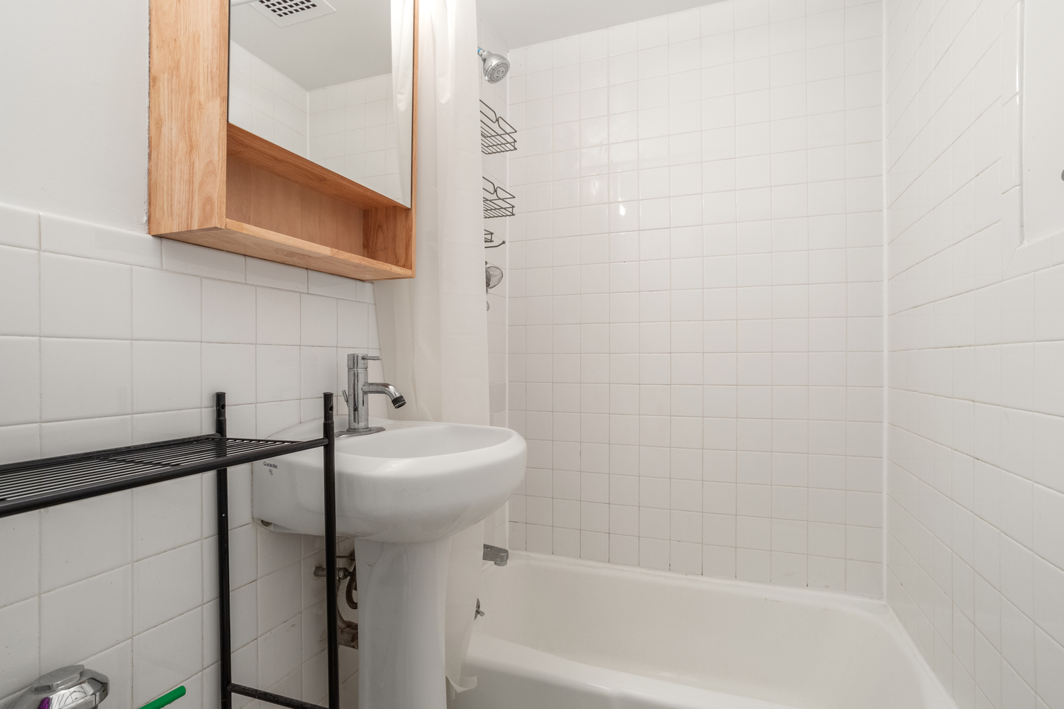 229 East 29th Street, Unit 4K Manhattan, NY 10016 - Photo 5 of 8 a bathroom with a bathtub and a sink