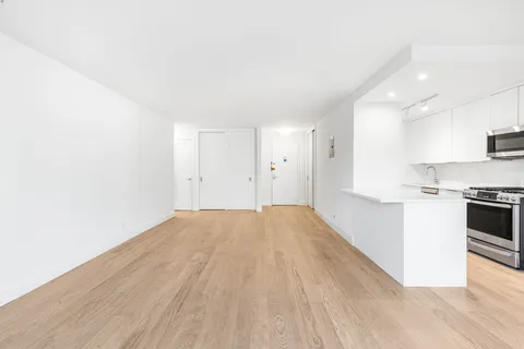 $975,000 | 150 West End Avenue, Unit 16H | Upper West Side