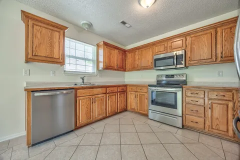 $279,500 | 702 Southwest Hillside Court, Grain Valley, MO 64029