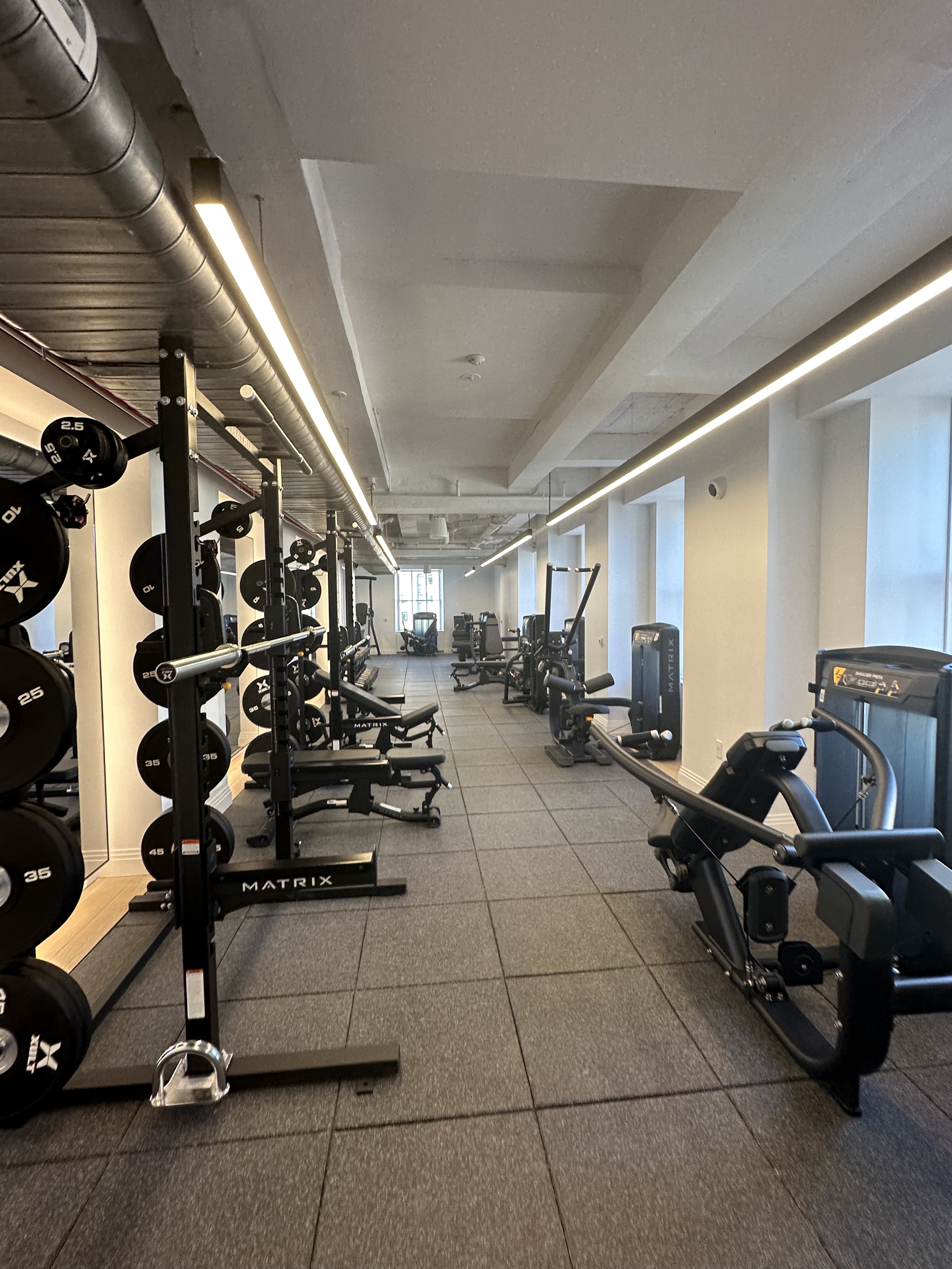 1 Wall Street, Unit 915 Manhattan, NY 10005 - Photo 13 of 18 a room with gym equipment