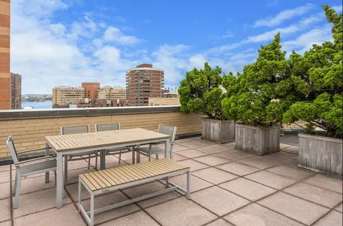 $680,000 | 245 East 25th Street, Unit 19L | Kips Bay