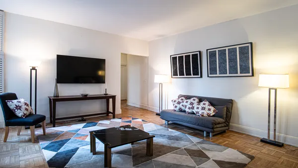 $995,000 | 907 5th Avenue, Unit 4F | Lenox Hill