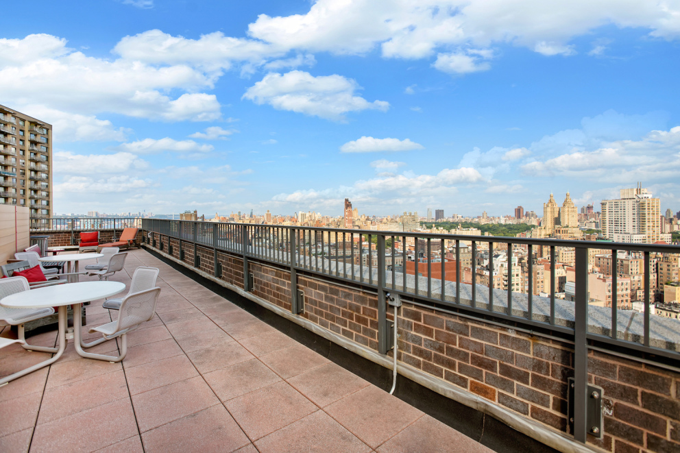 2025 Broadway, Unit 29G Manhattan, NY 10023 - Photo 5 of 10 a view of city with roof