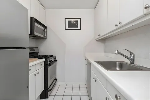 $825,000 | 106 Central Park South, Unit 7O | Central Park South