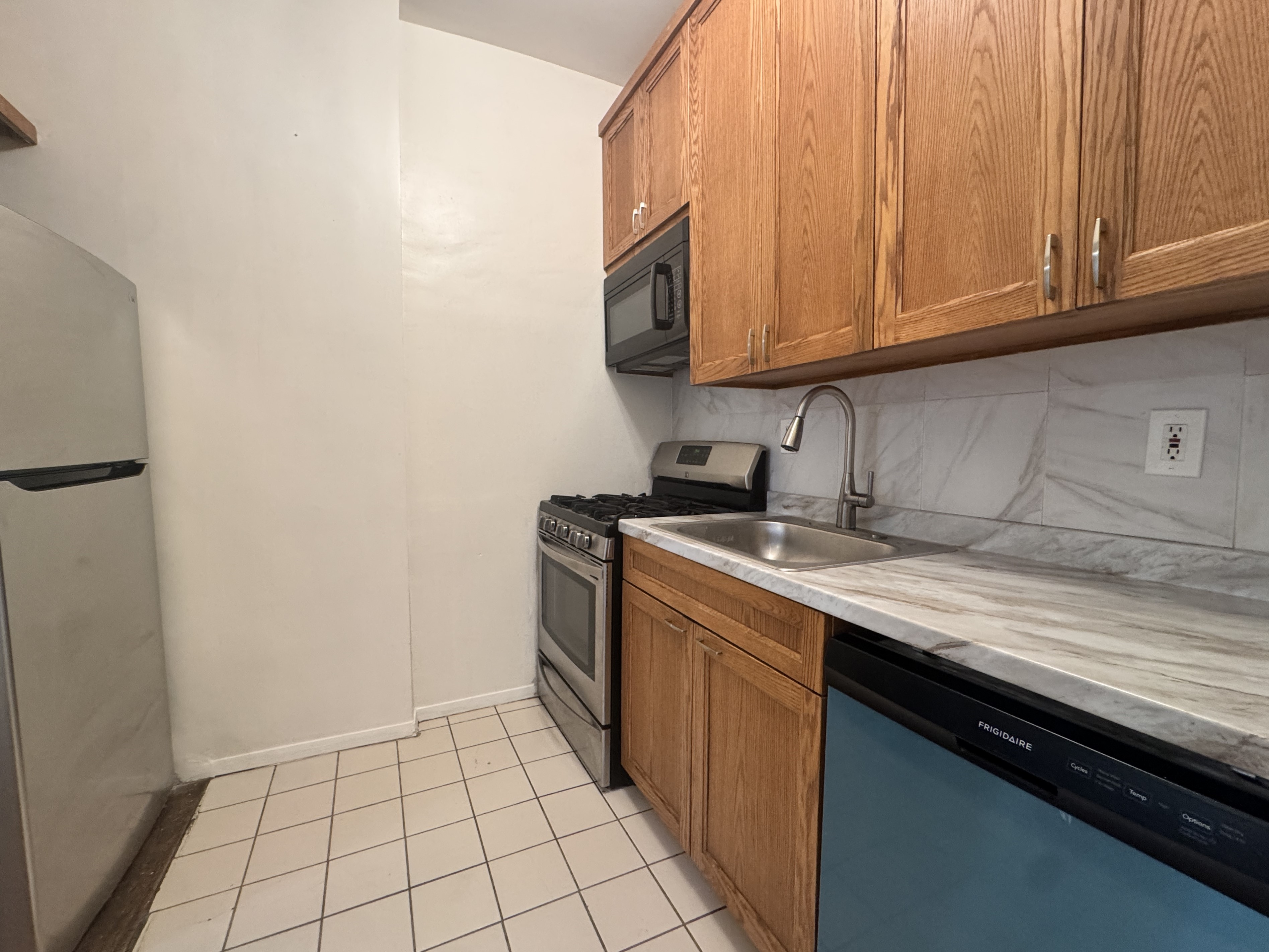 154 Halsey Street, Unit Undisclosed Brooklyn, NY 11216 - Photo 3 of 9 Gallery Image 3
