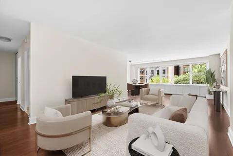 $935,000 | 360 East 72nd Street, Unit A306 | Lenox Hill