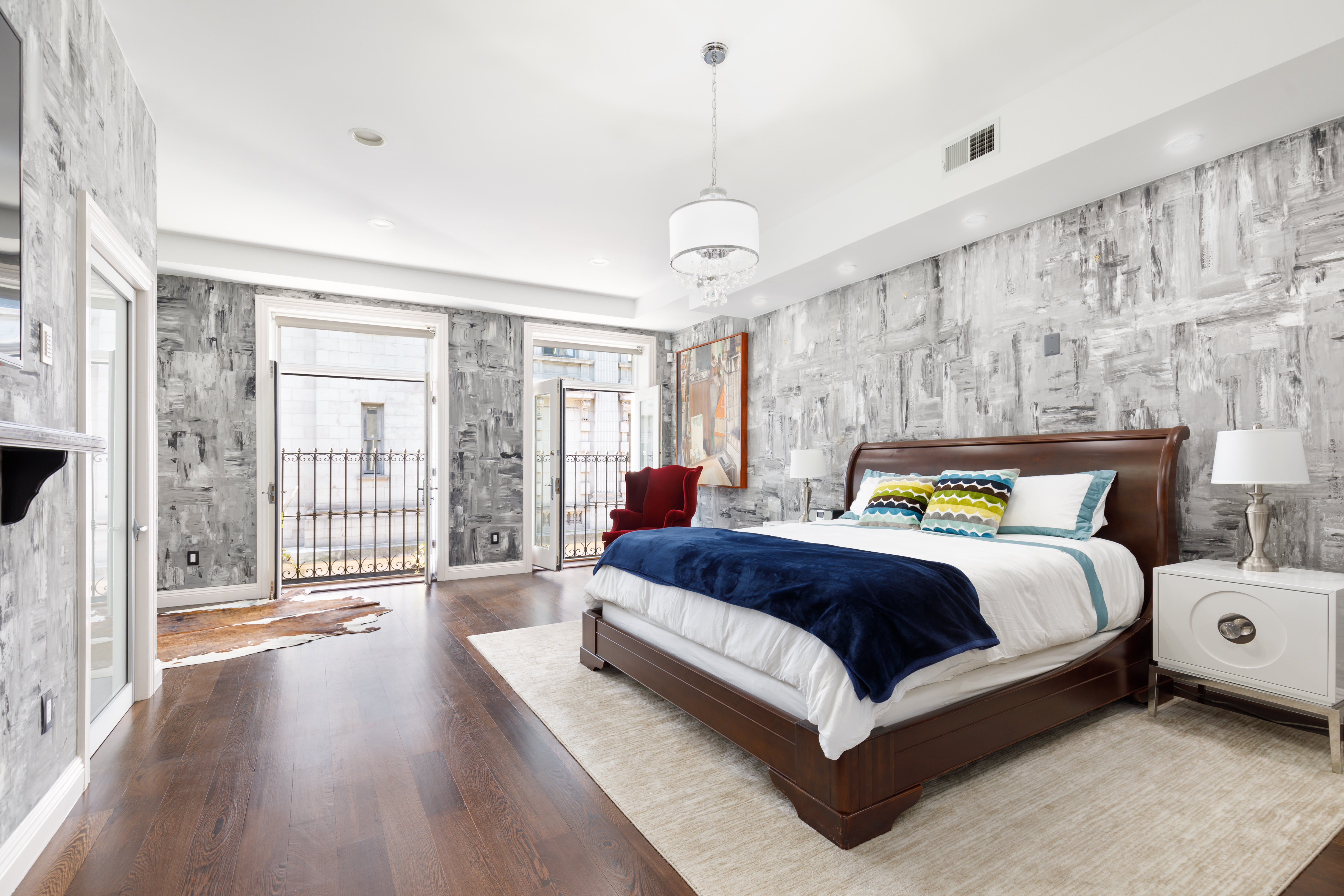 4 Centre Market Place Manhattan, NY 10013 - Photo 10 of 15 a spacious bedroom with a bed couch chandelier and a window