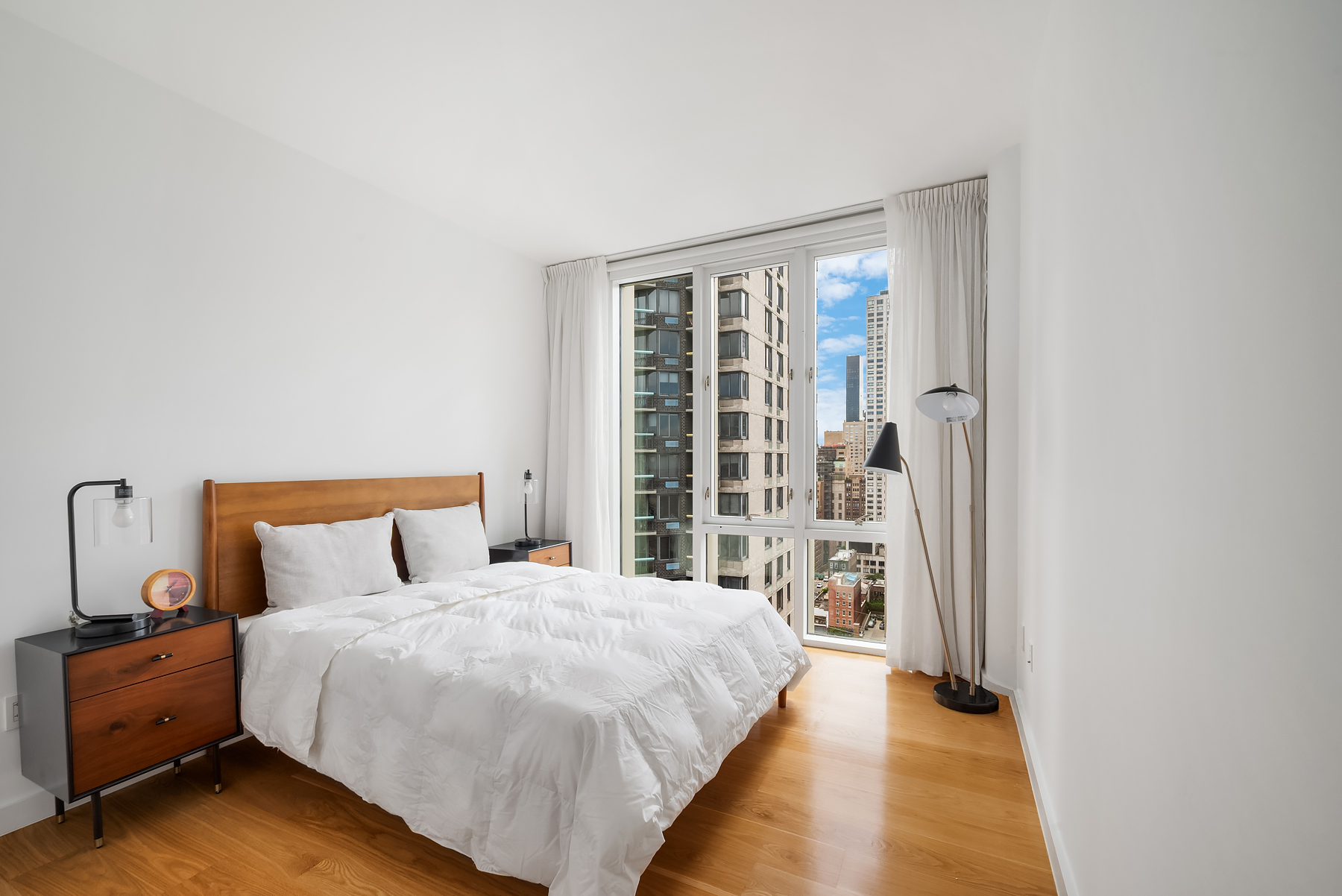 301 East 61st Street, Unit 17A Manhattan, NY 10065 - Photo 9 of 16
