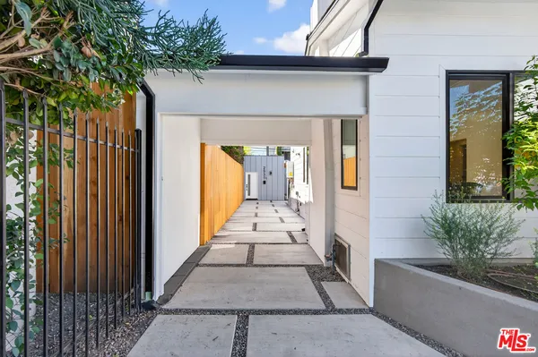 $1,349,000 | 2931 South Bronson Avenue, Los Angeles, CA 90018