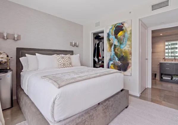 $3,900,000 | 10 Venetian Way, Unit 804, Miami Beach, FL 33139