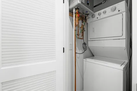 $3,800 | 1327 West Taylor Street, Unit 2W, Chicago, IL 60607