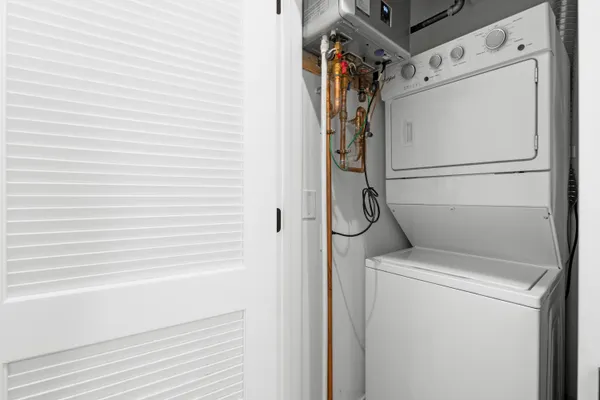 $3,800 | 1327 West Taylor Street, Unit 2W, Chicago, IL 60607