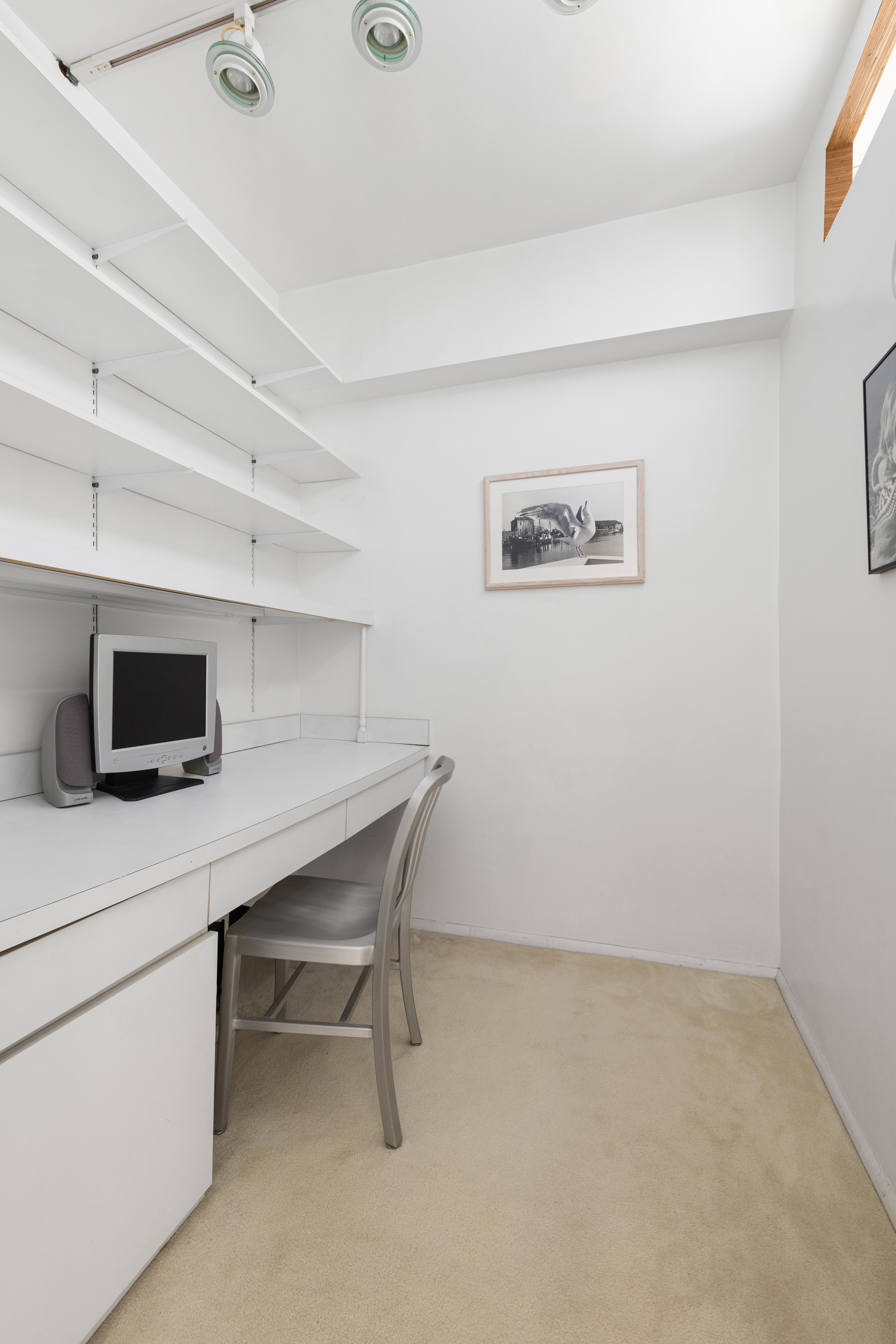 25 Sutton Place South, Unit 4I Manhattan, NY 10022 - Photo 9 of 16 a room with a table and a chair