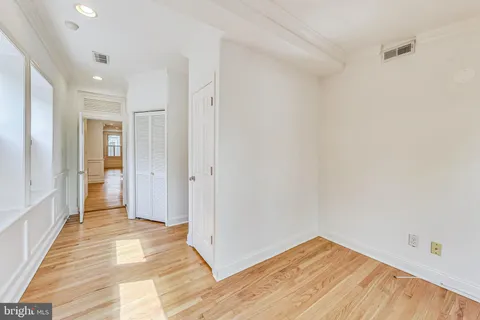 $1,200,000 | 524 10th Street Southeast, Washington, DC 20003