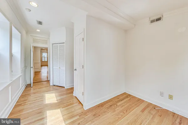$1,200,000 | 524 10th Street Southeast, Washington, DC 20003