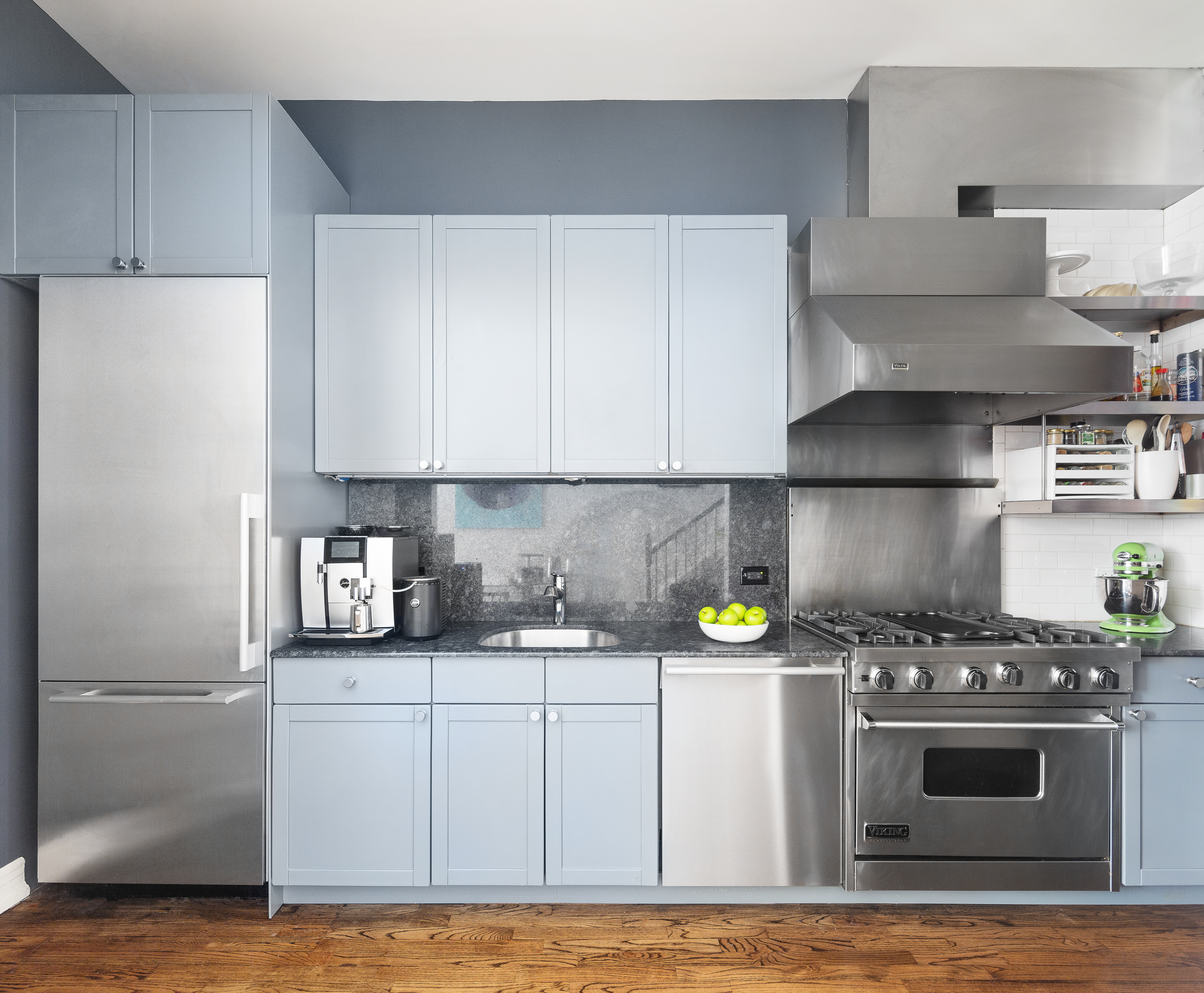 687 Greenwich Street, Unit TH7 Manhattan, NY 10014 - Photo 5 of 23 a kitchen with a stove and a refrigerator