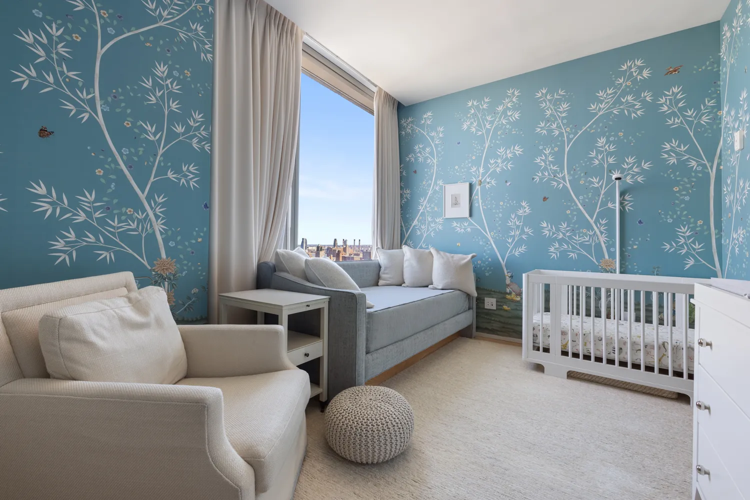 a view of entryway with a yard