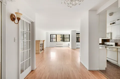 $995,000 | 357 East 57th Street, Unit 5D | Sutton Place