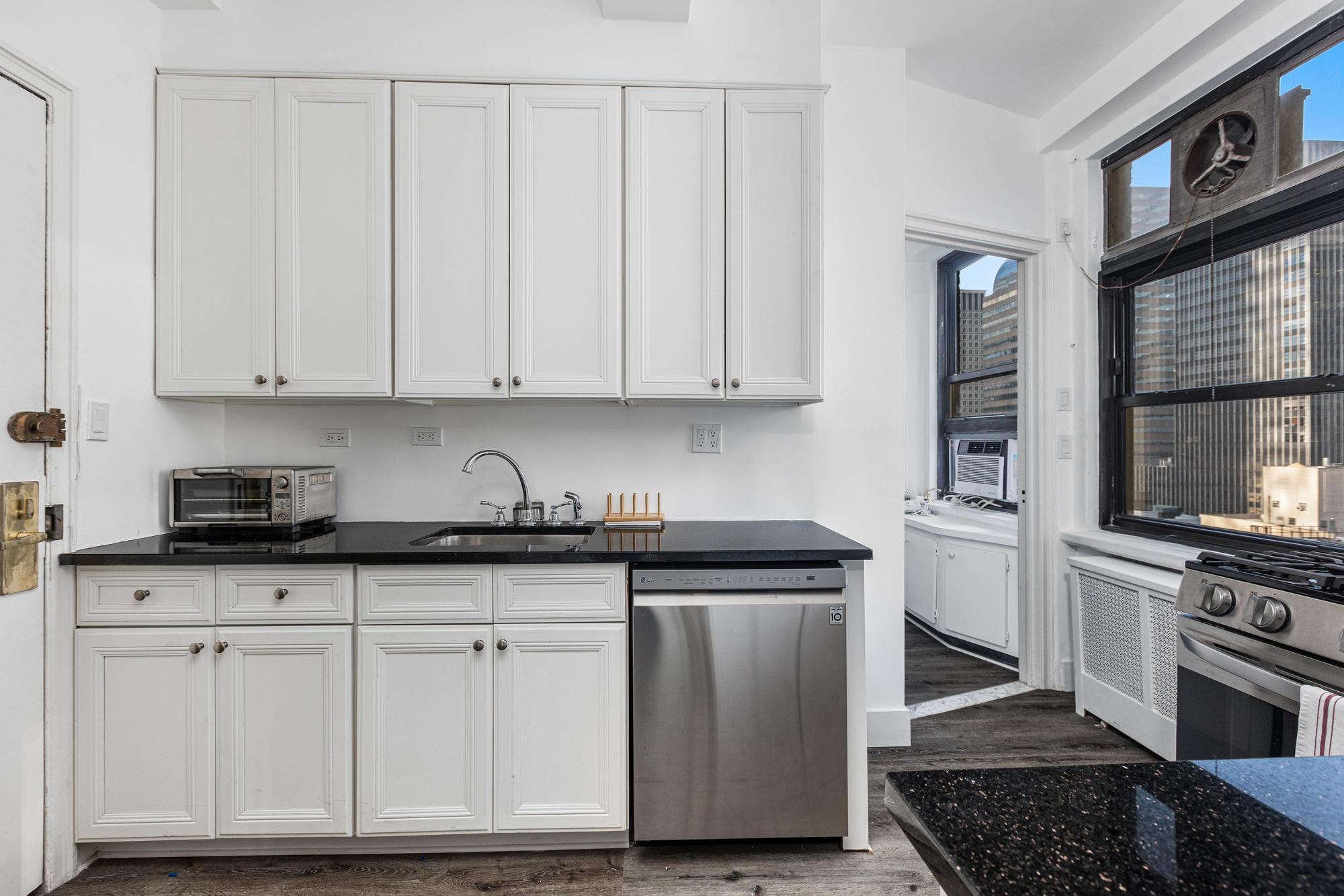 111 East 56th Street, Unit 2100 Manhattan, NY 10022 - Photo 13 of 45