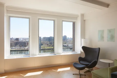 $3,650,000 | 25 East End Avenue, Unit 11E | Upper East Side