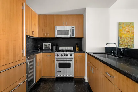 $995,000 | 100 West 58th Street, Unit 15E | Midtown Central