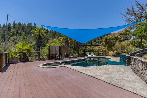 a view of a backyard with trampoline