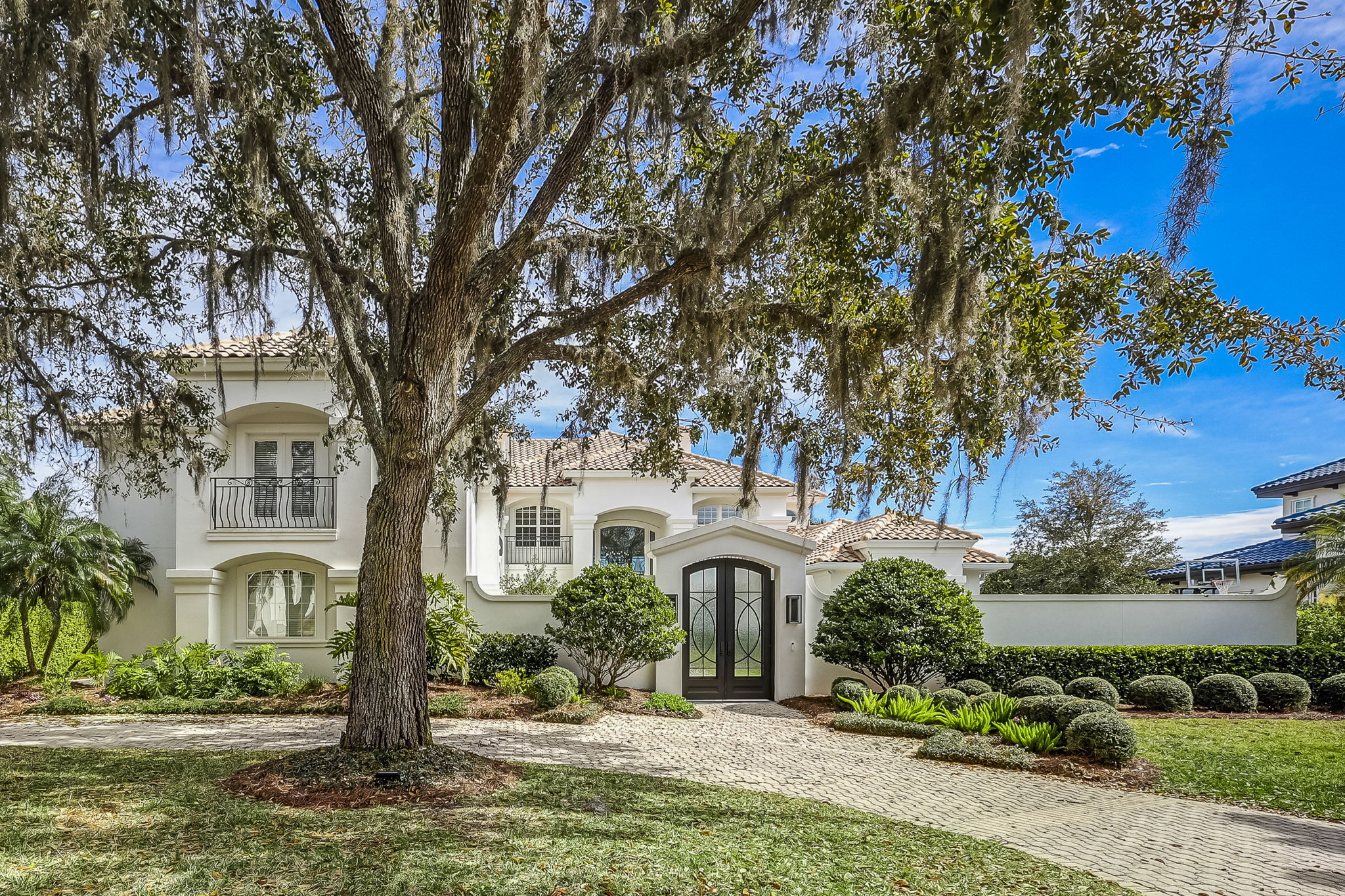 24624 Harbour View Drive Ponte Vedra Beach, FL 32082 - Photo 3 of 186 a tree in front of a white house