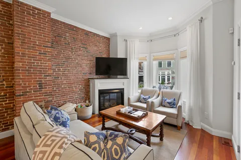 $899,000 | 554 East 5th Street, Unit 1, South Boston, MA 02127