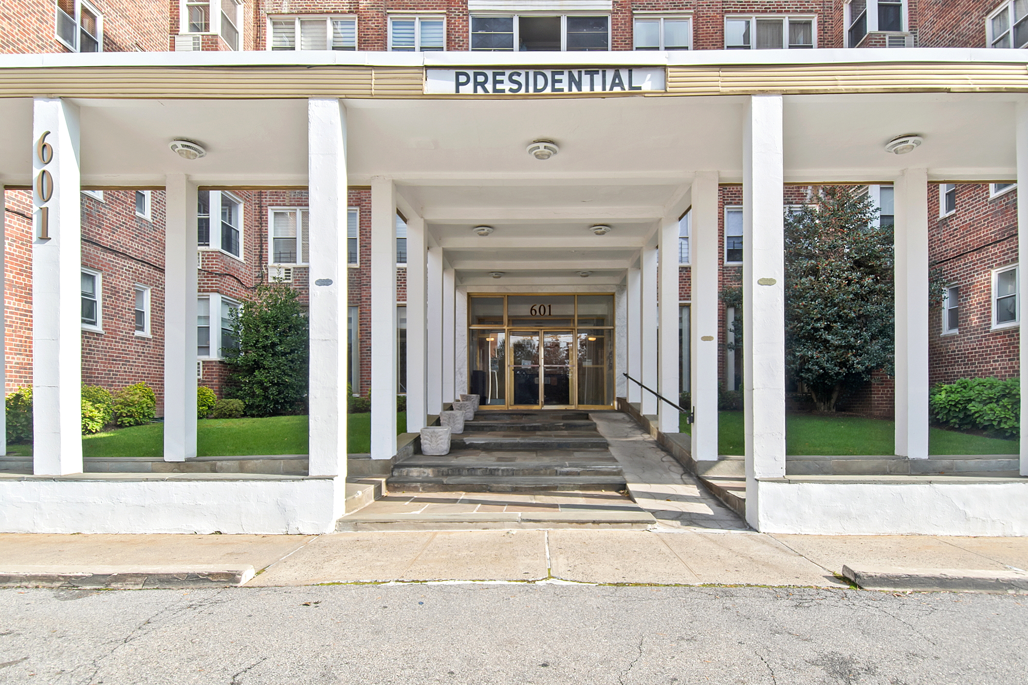 601 Kappock Street, Unit 6F Bronx, NY 10463 - Photo 26 of 31 a view of a building entrance