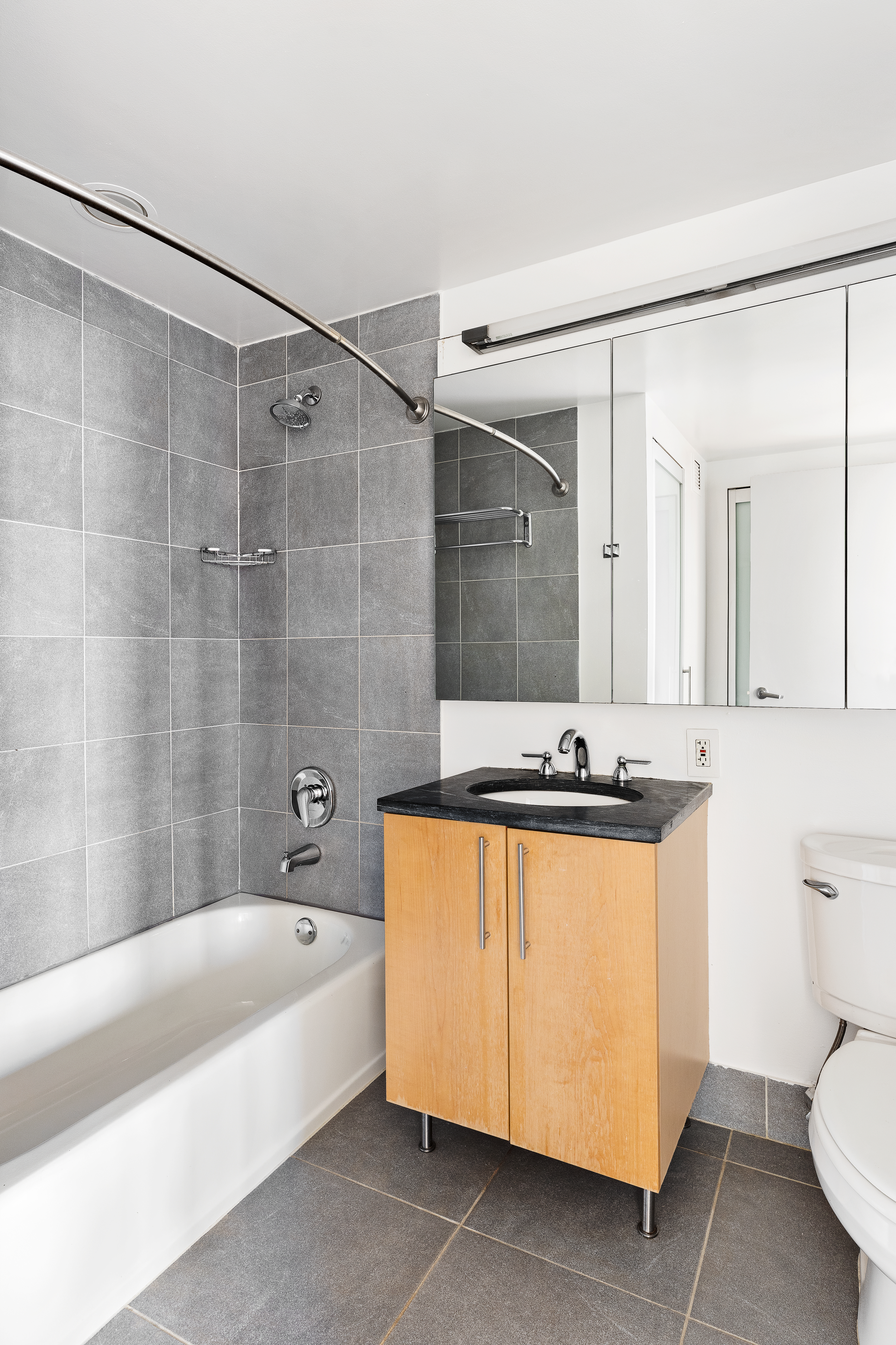 242 East 25th Street, Unit 12B Manhattan, NY 10010 - Photo 6 of 10