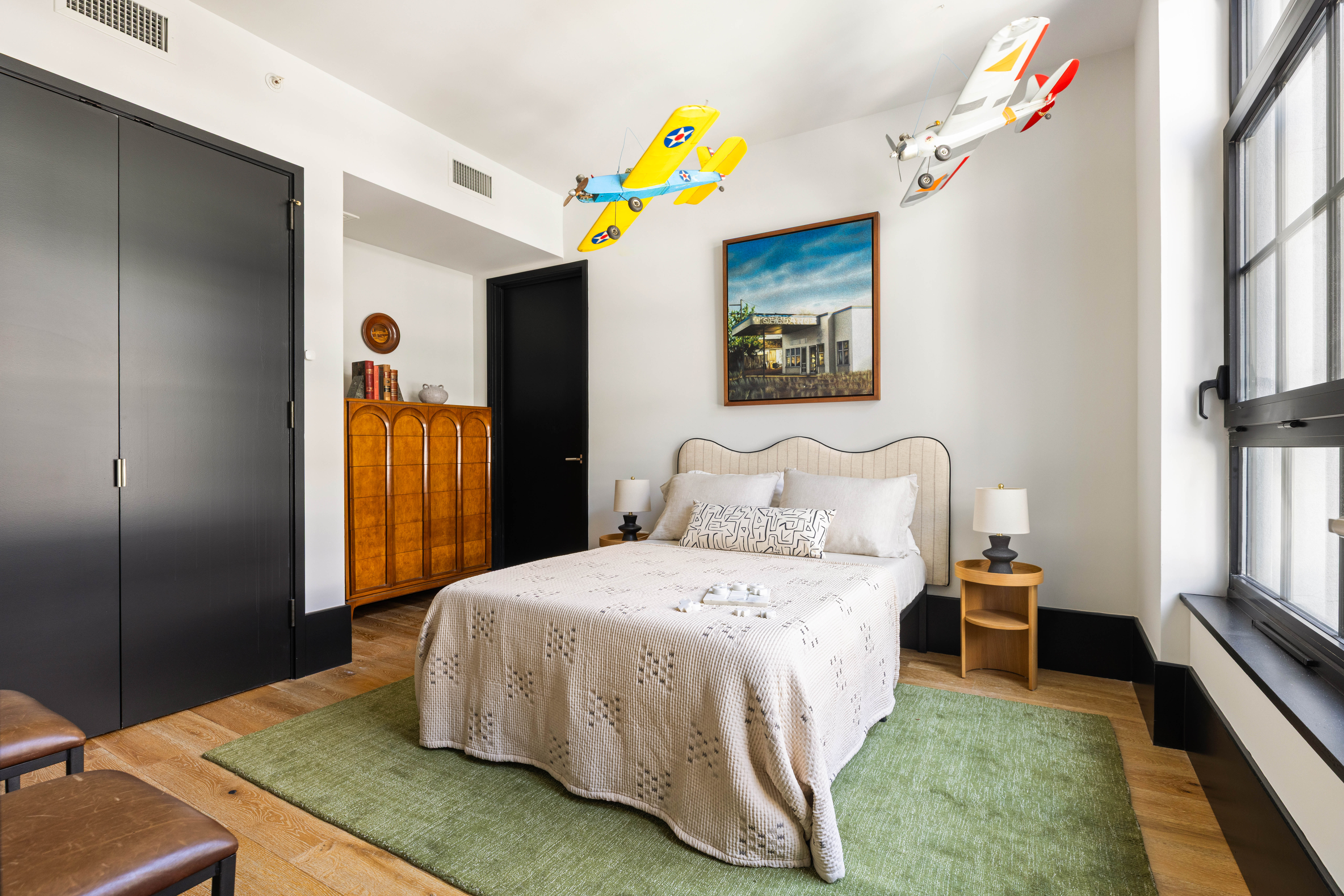 51 Jay Street, Unit 5O Brooklyn, NY 11201 - Photo 8 of 13 a bedroom with a bed and a painting on the wall