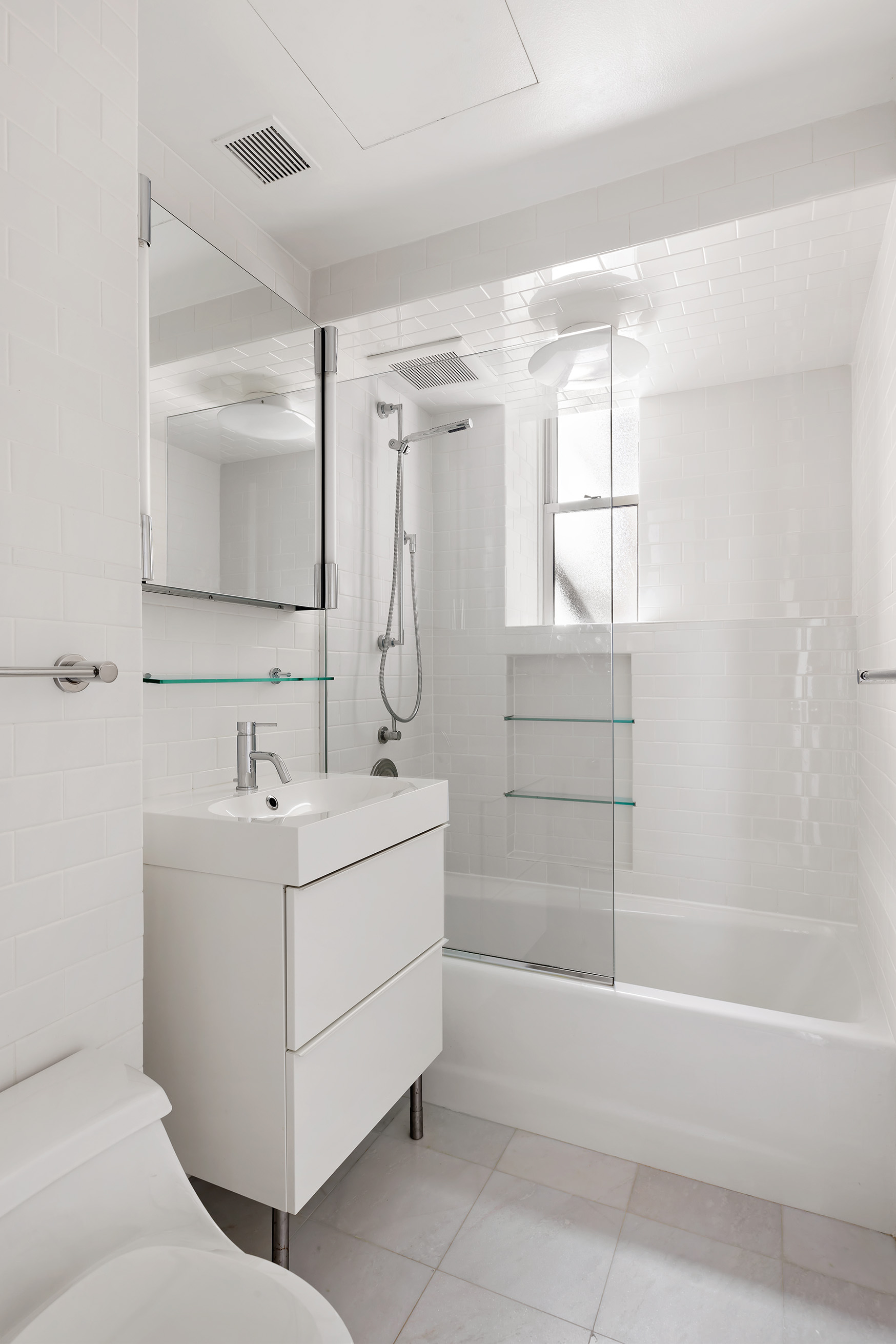 863 Park Avenue, Unit 8W Manhattan, NY 10075 - Photo 9 of 15 a bathroom with a sink mirror toilet and bathtub