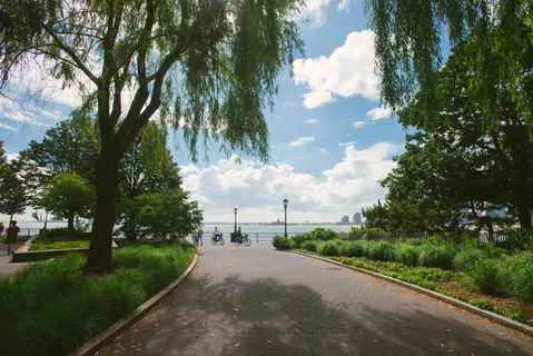 $895,000 | 2 South End Avenue, Unit 7B | Battery Park City