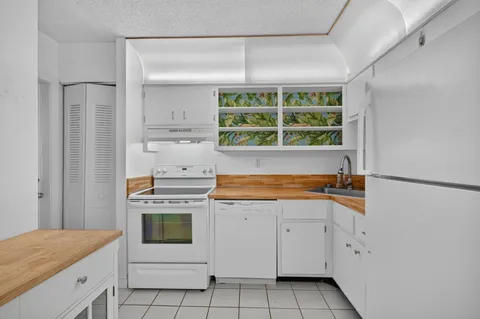 $225,000 | 4501 Northeast 21st Avenue, Unit 208, Fort Lauderdale, FL 33308