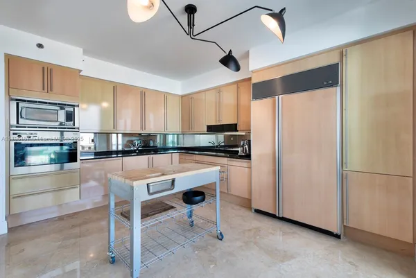$4,500,000 | 1000 South Pointe Drive, Unit 1903, Miami Beach, FL 33139