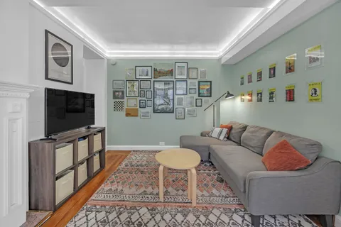 $425,000 | 333 East 43rd Street, Unit 909 | Midtown East