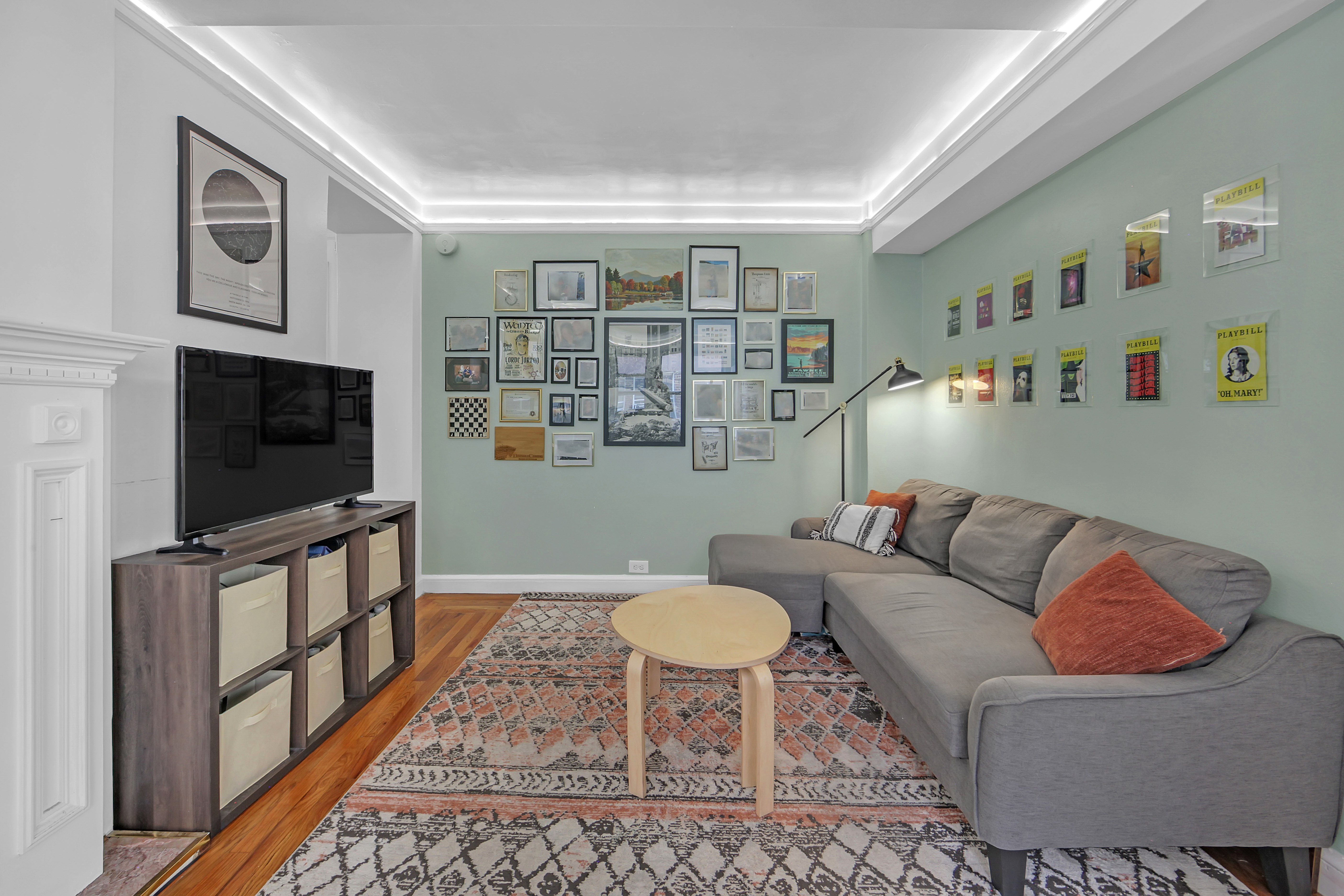 333 East 43rd Street, Unit 909 Manhattan, NY 10017 - Photo 6 of 22 a living room with furniture and a flat screen tv