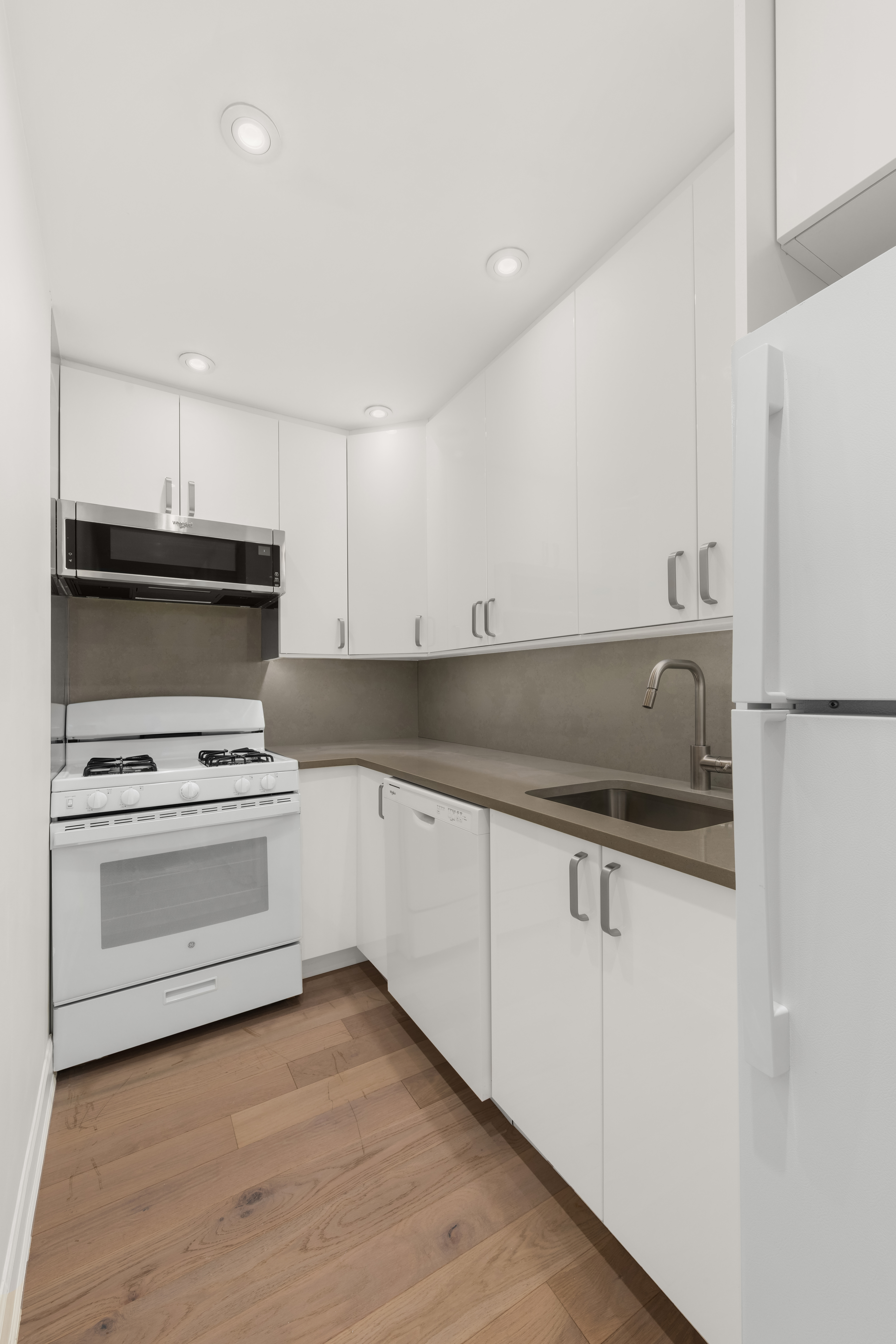 3 Hanover Square, Unit 17J Manhattan, NY 10004 - Photo 4 of 8