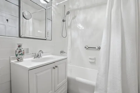 $875,000 | 10 Brooklands, Unit 1H, Bronxville, NY 10708