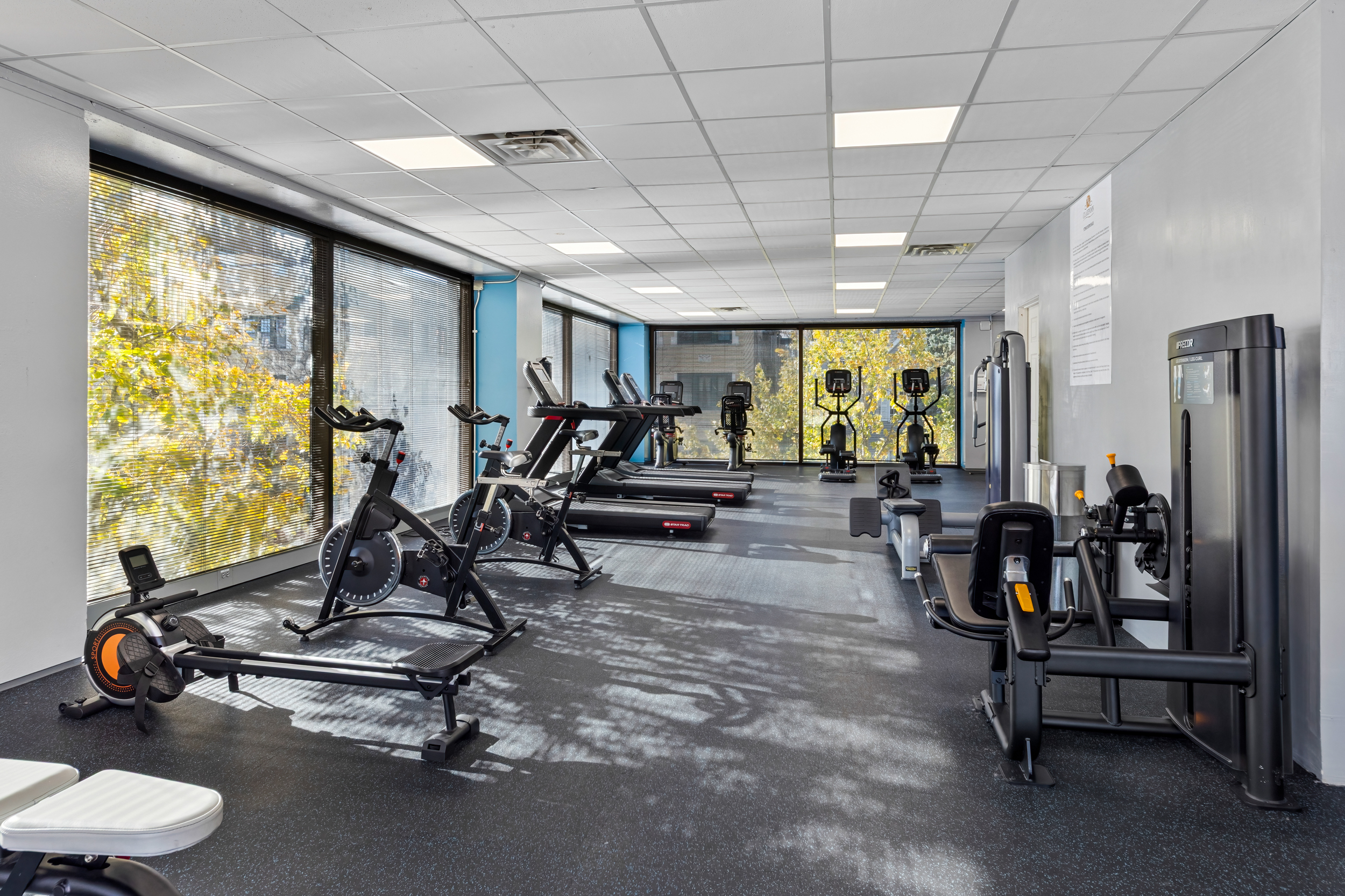 4343 North Clarendon Avenue, Unit 1016 Chicago, IL 60613 - Photo 31 of 35 a view of a room with gym equipment
