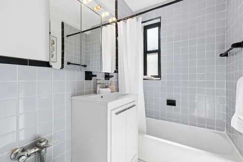 $599,000 | 330 East 70th Street, Unit 6E | Lenox Hill