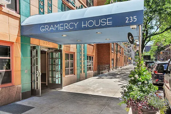 $720,000 | 235 East 22nd Street, Unit 7T | Gramercy